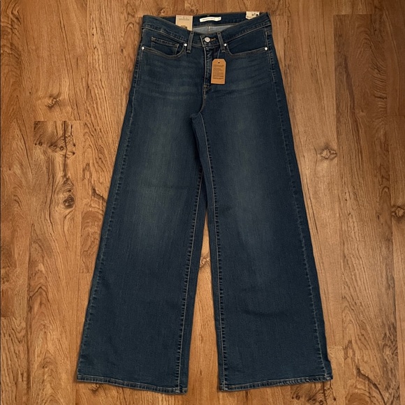NWT Levi’s 318 Wide Leg Jeans - Picture 4 of 15